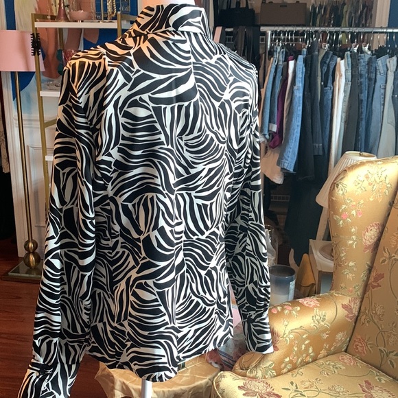 💗Zebra print button up v-neck blouse - Picture 3 of 5